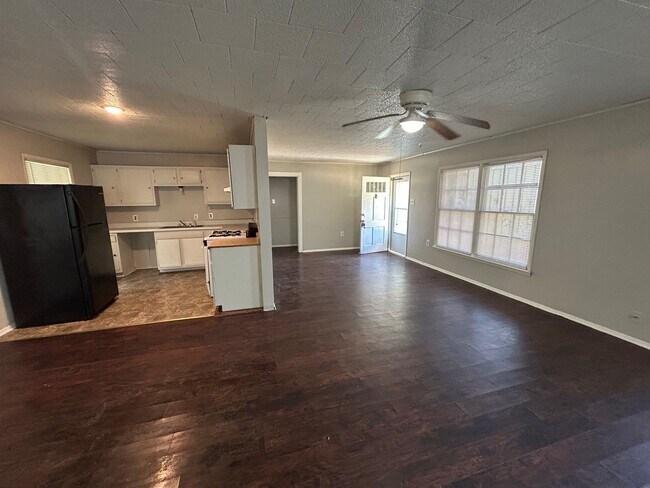 Building Photo - Central Waco Home