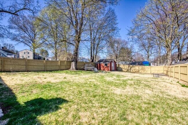 Building Photo - 3 Bedroom Single Family Rental - Fenced in yard
