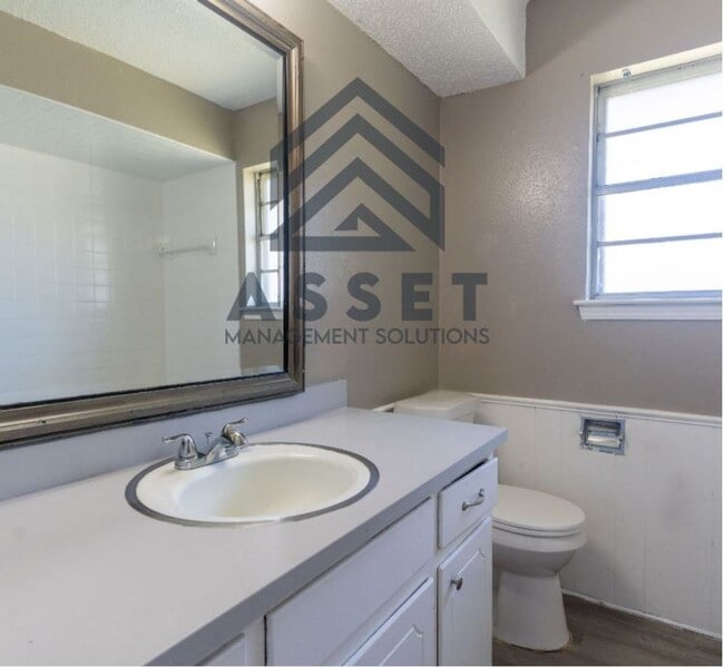 Building Photo - Cute 5 Bedroom House!