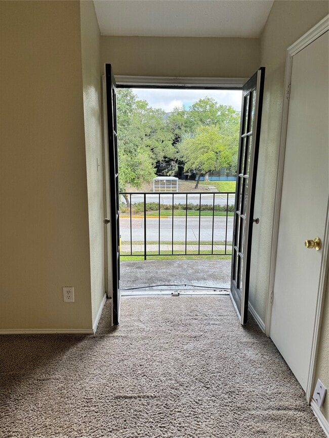 Building Photo - 10811 Richmond Ave.