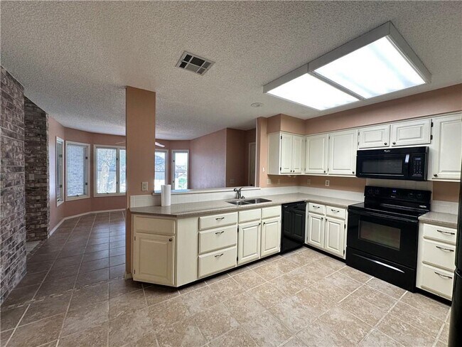 Building Photo - 8 Teresa Dr