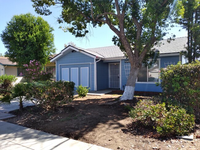 Building Photo - 2352 N Cecelia Ave