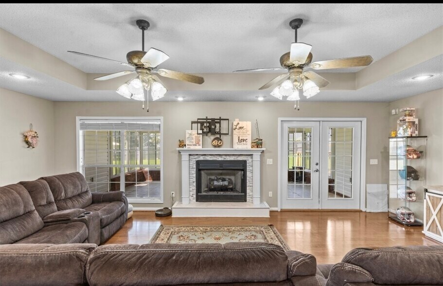 Living room - 108 Fieldstone Dr