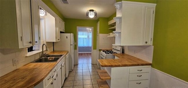 Building Photo - 3-bedroom, 1 bathroom, 1 car attached gara...