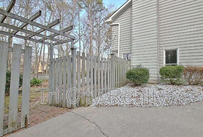 Building Photo - 404 Topaz Trail