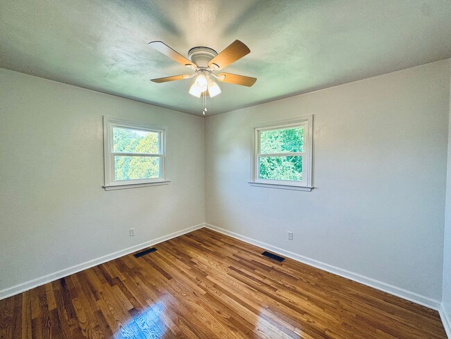 Building Photo - Welcome home nice brick ranch!