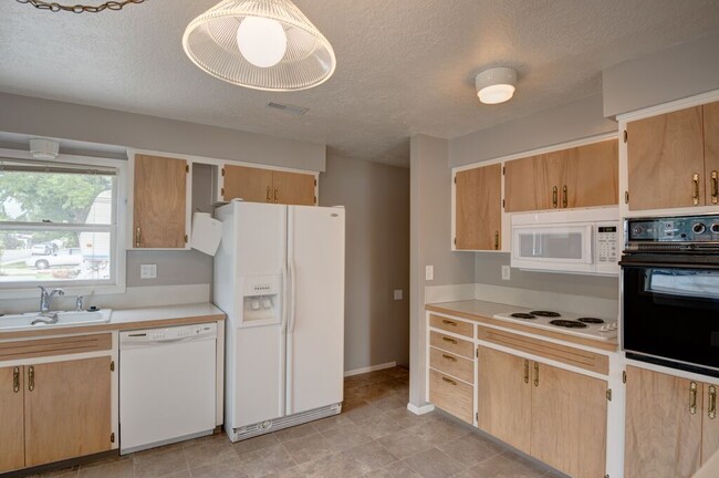 Building Photo - 4 Bedroom 2 Bathroom Located on the Boise Bench (Available for a 6 month lease).