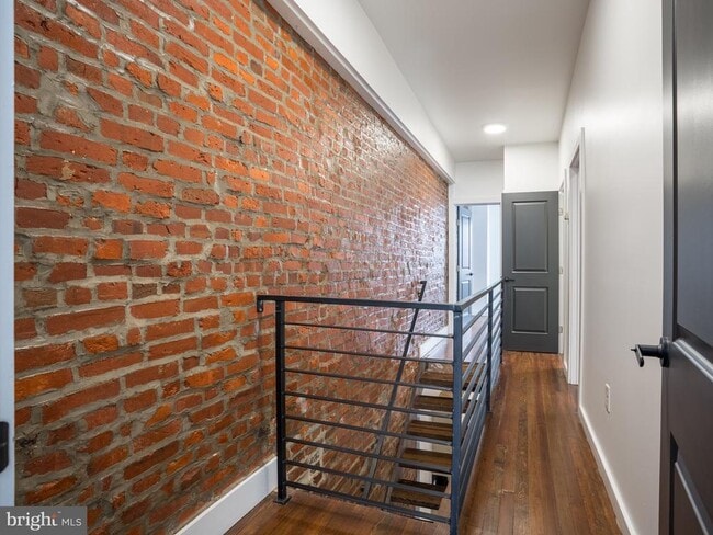 Building Photo - 2316 E Cambria St