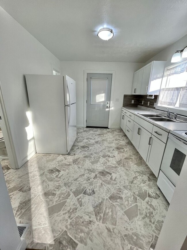 Building Photo - Spacious Fully Remodeled Ground Floor Duplex!