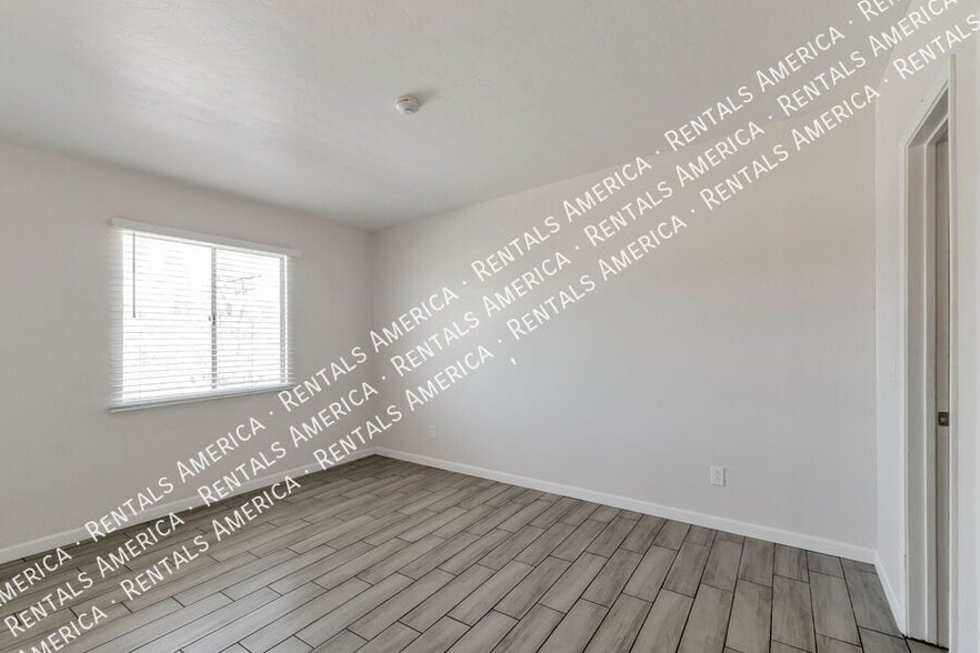 Building Photo - 1810 E Blacklidge Dr