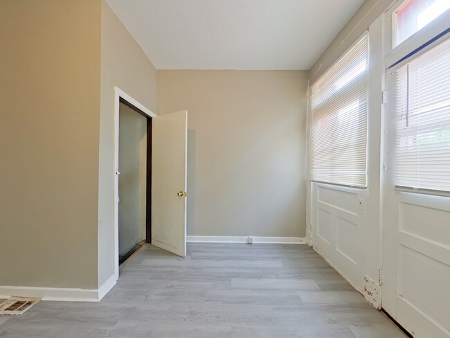 Building Photo - 2711 Keokuk St