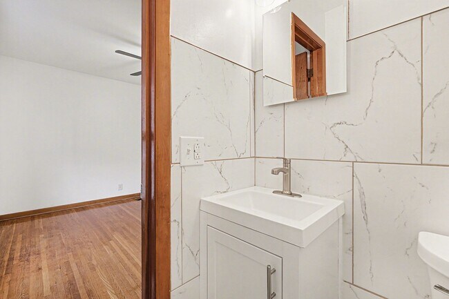 Building Photo - 3 Bedroom w/Den, 2.5 Bath-