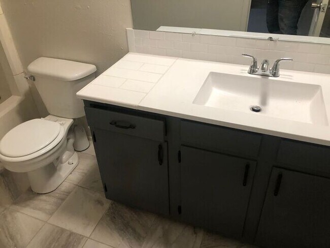 Building Photo - Beautiful, newly renovated, 2 bed 1 1/2 ba...
