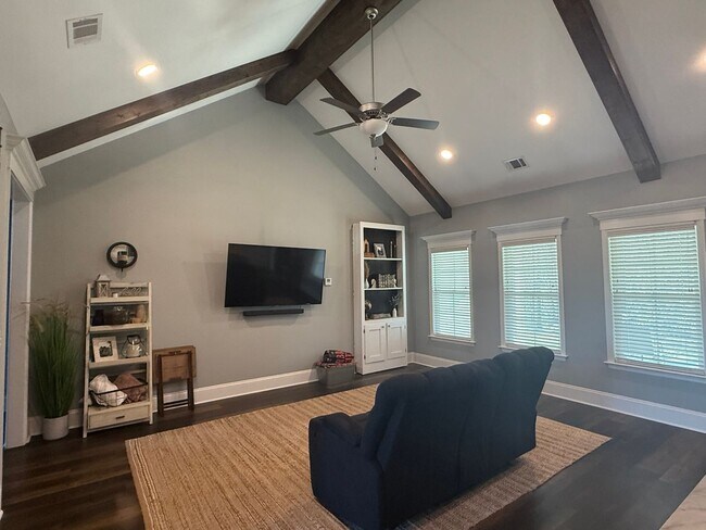 Building Photo - Charming 4 Bedroom/3 Bath home in Lakeland...