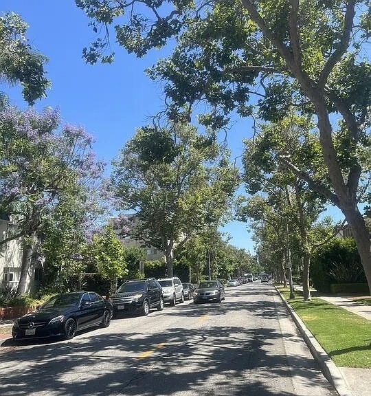 Building Photo - 423 S Rexford Dr