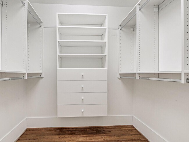 Building Photo - Beautifully built, renovated home boasts 5 BD, 5 BT, providing ample space for a growing family a...