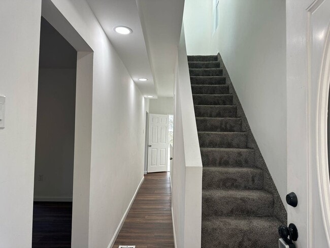 Building Photo - 3 br, 2.5 bath House - 417 E Burgess