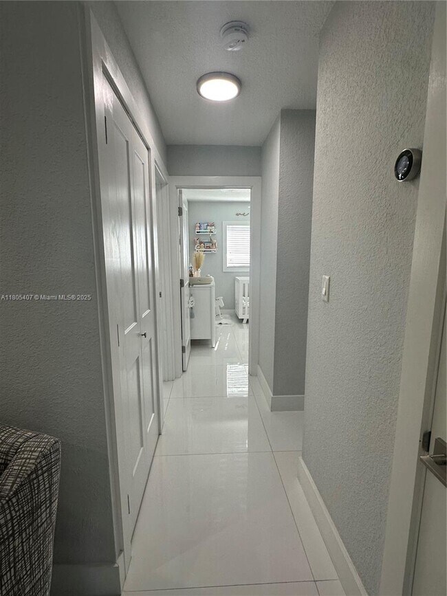 Building Photo - 541 SW 89th Ct
