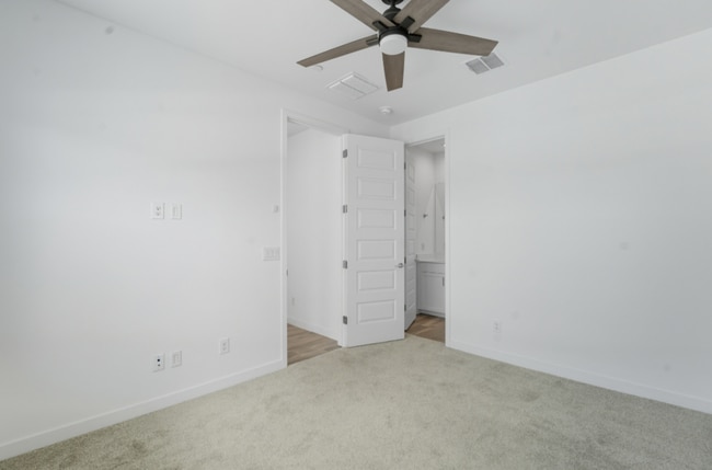 Building Photo - *Like Brand New Luxurious Modern 3 Bedroom 2 Bath Townhome in Warner Meadows!**