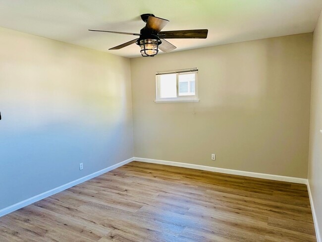 Building Photo - Charming 3 Bedroom Home