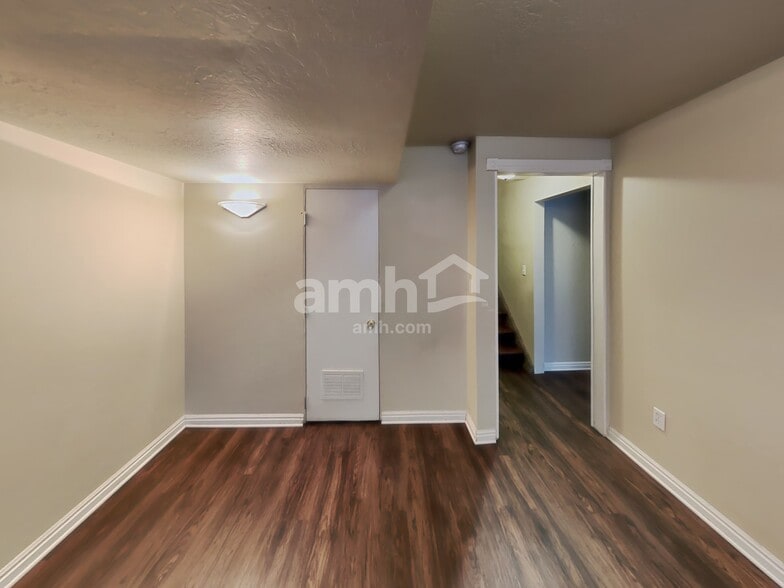 Building Photo - 568 S 925 E