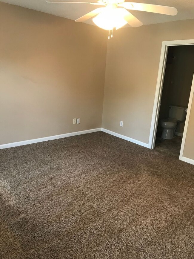 Building Photo - Nice 2 bedroom 2.5 bath town home in quiet neighborhood in town