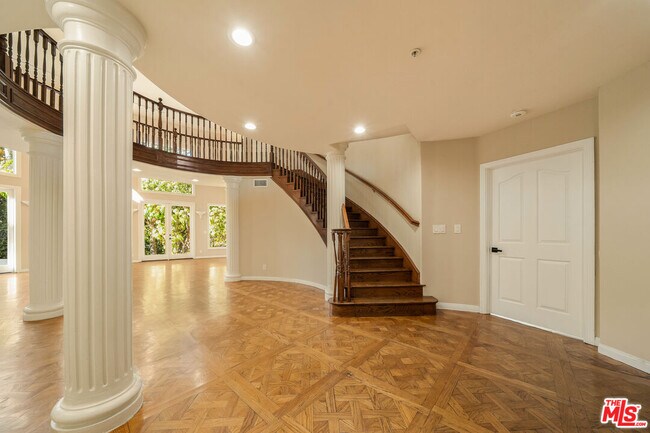 Building Photo - 1109 Pine Dr