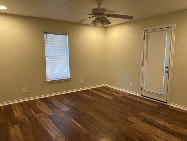 Building Photo - 664 W Tram Rd