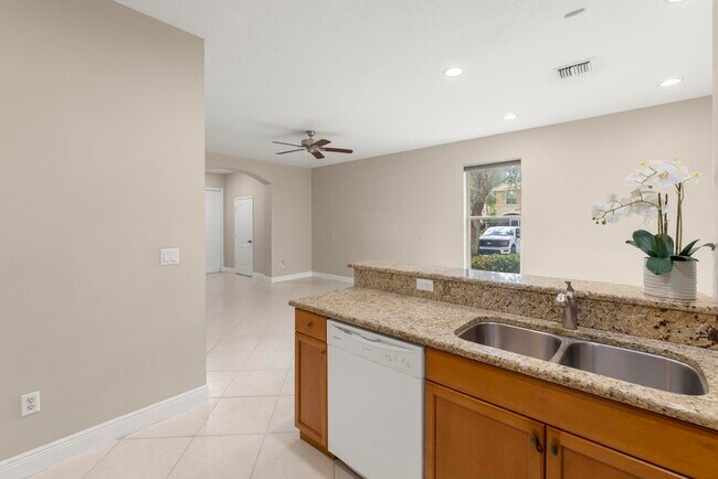 Building Photo - 340 River Bluff Ln