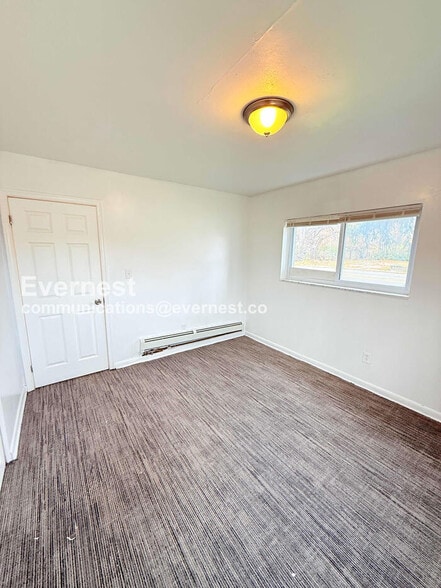 Building Photo - 15601 Schoolcraft Rd