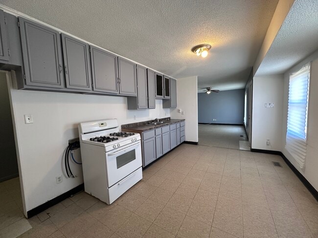 Building Photo - 1001 Shasta-