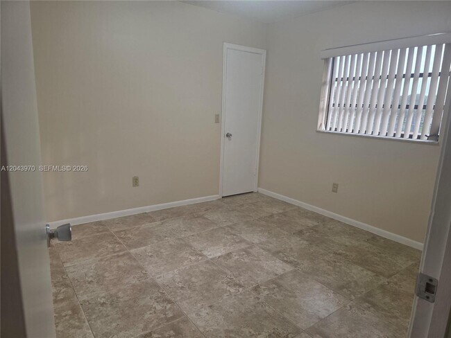 Building Photo - 4586 SW 139th Ct