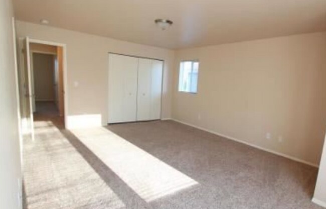 Building Photo - 4 Bedroom Townhome in Hawks Ridge by MSU