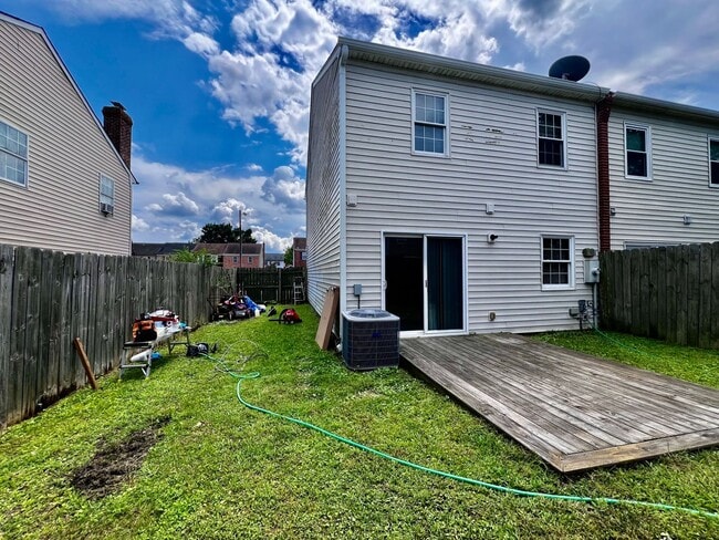 Building Photo - Beautiful Corner Lot Townhome in the heart...