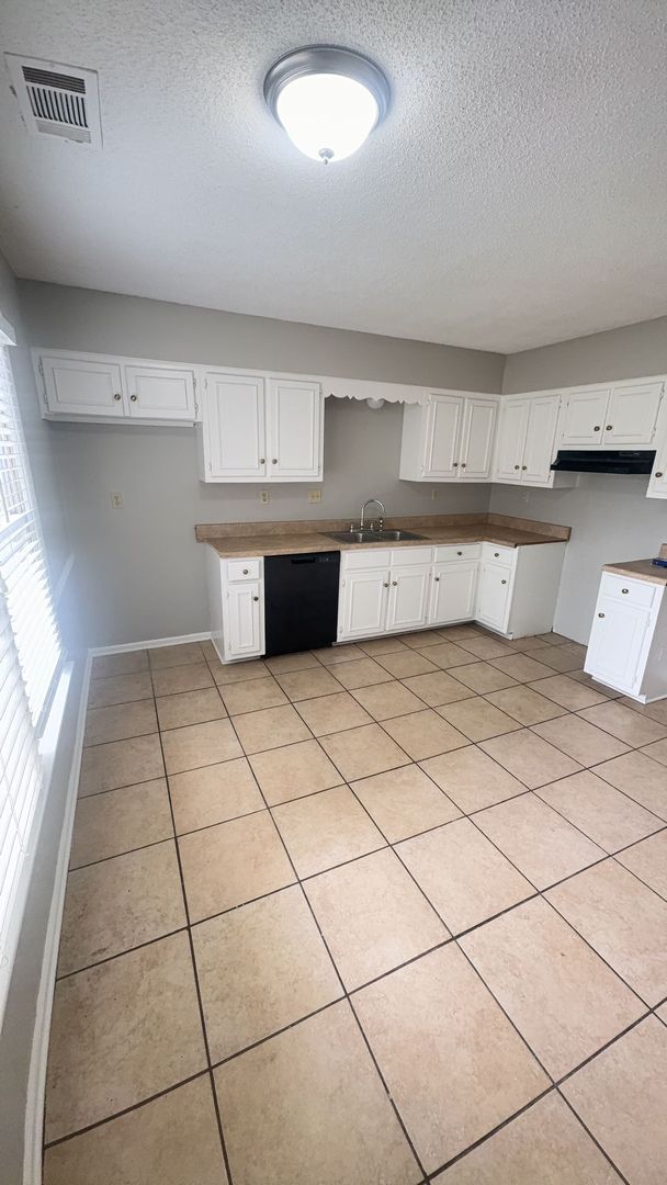 Building Photo - Charming 3 bedroom  / 2 bathroom home - Op...