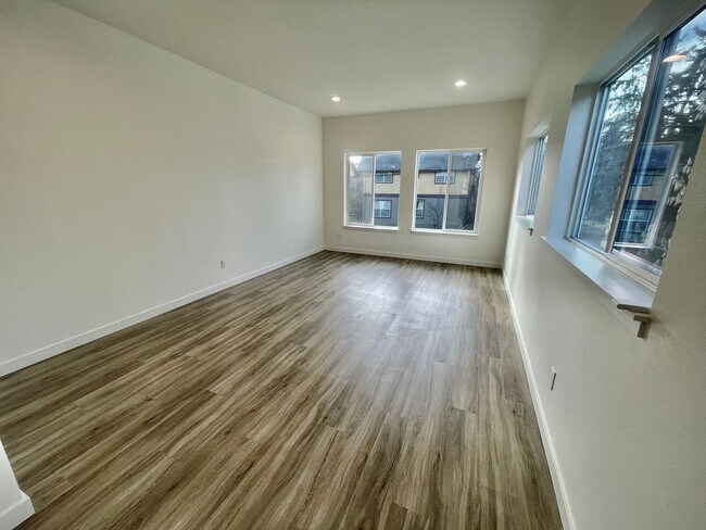 Building Photo - Spacious 2BD + Bonus Room Condo in Powellh...