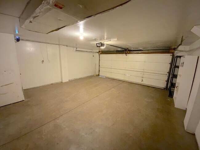 Building Photo - 2 Bedroom Townhome Available Near W Cheyenne Blvd & S Nevada Ave