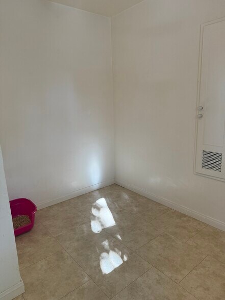 Kitchen Eating Area - 10530 Hillhaven Ave