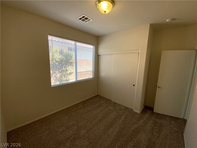 Building Photo - 2392 Predera Ave