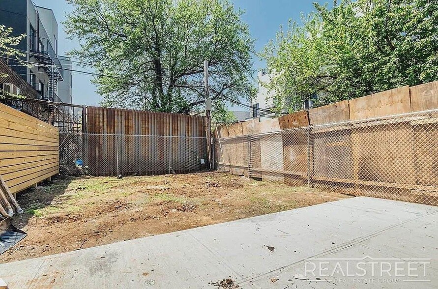 Building Photo - Central Avenue