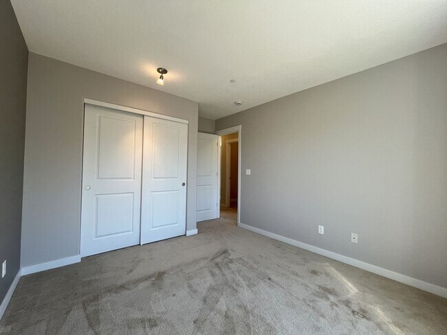 Building Photo - Modern 4-Bedroom End Unit with Community A...