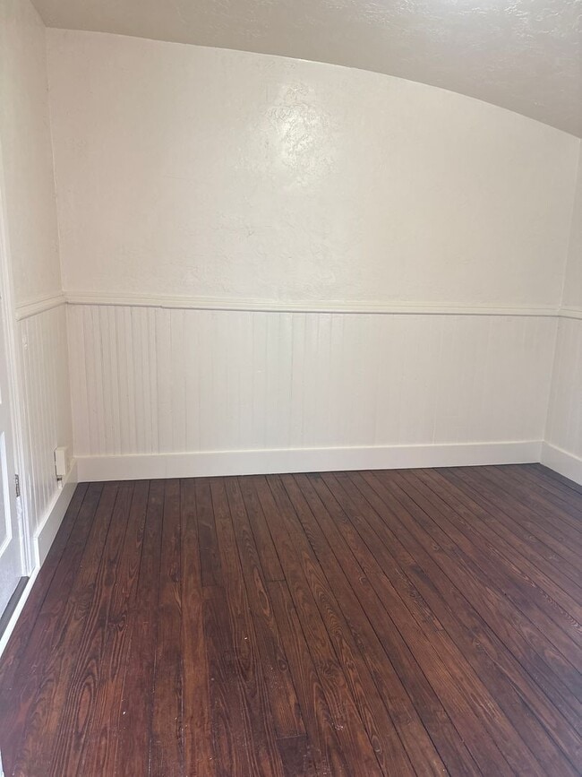 Building Photo - 1 Bedroom Apartment Available Now – Sectio...
