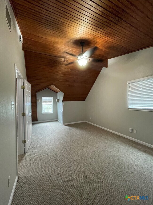 Building Photo - 542 Lonesome