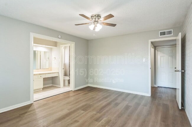 Building Photo - 809 Willow Creek Dr