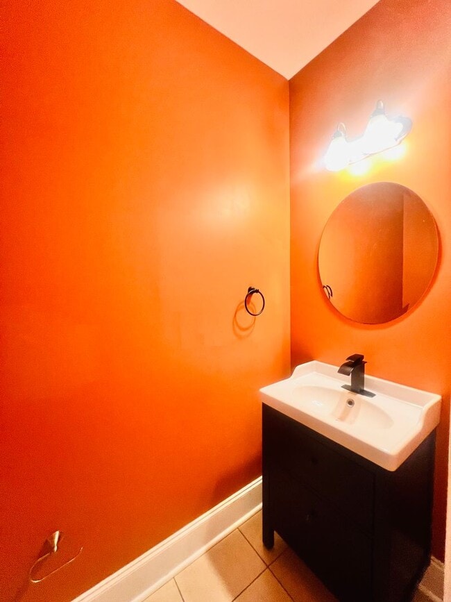 Building Photo - Tucked Away 3 Bedroom Gem on Private Road ...