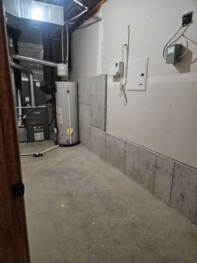Building Photo - WOW! Look at this property ! You cant beat this price in NIXA-3200 SQ FT