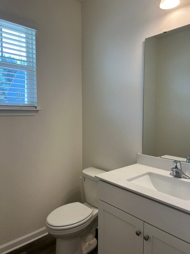 Building Photo - $1,000 Off First Full Month Rent