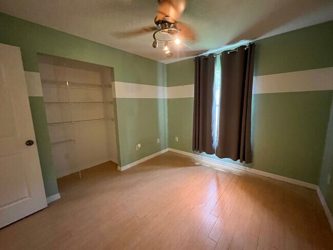 Building Photo - 3 Bedroom, 2 Bath home w/2 Car Garage on 5...
