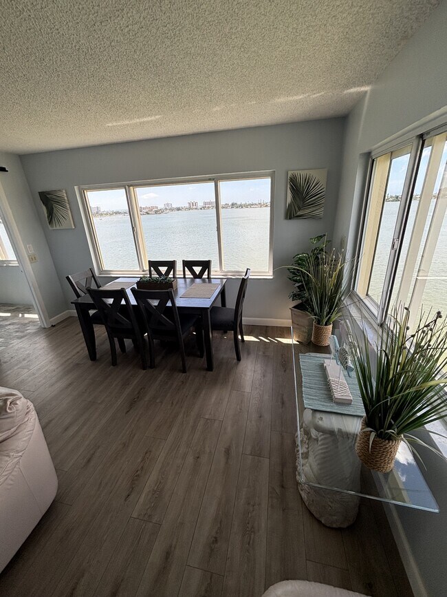 Building Photo - 4750 Cove Cir