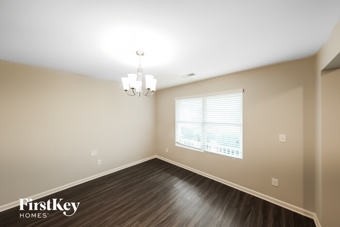 Building Photo - 940 Valley Cir